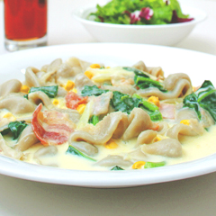 レシピ画像:そばすいとんのベーコンとほうれん草のクリーム仕立て