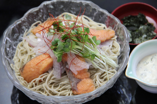 信州サーモンと新玉葱の冷かけそば